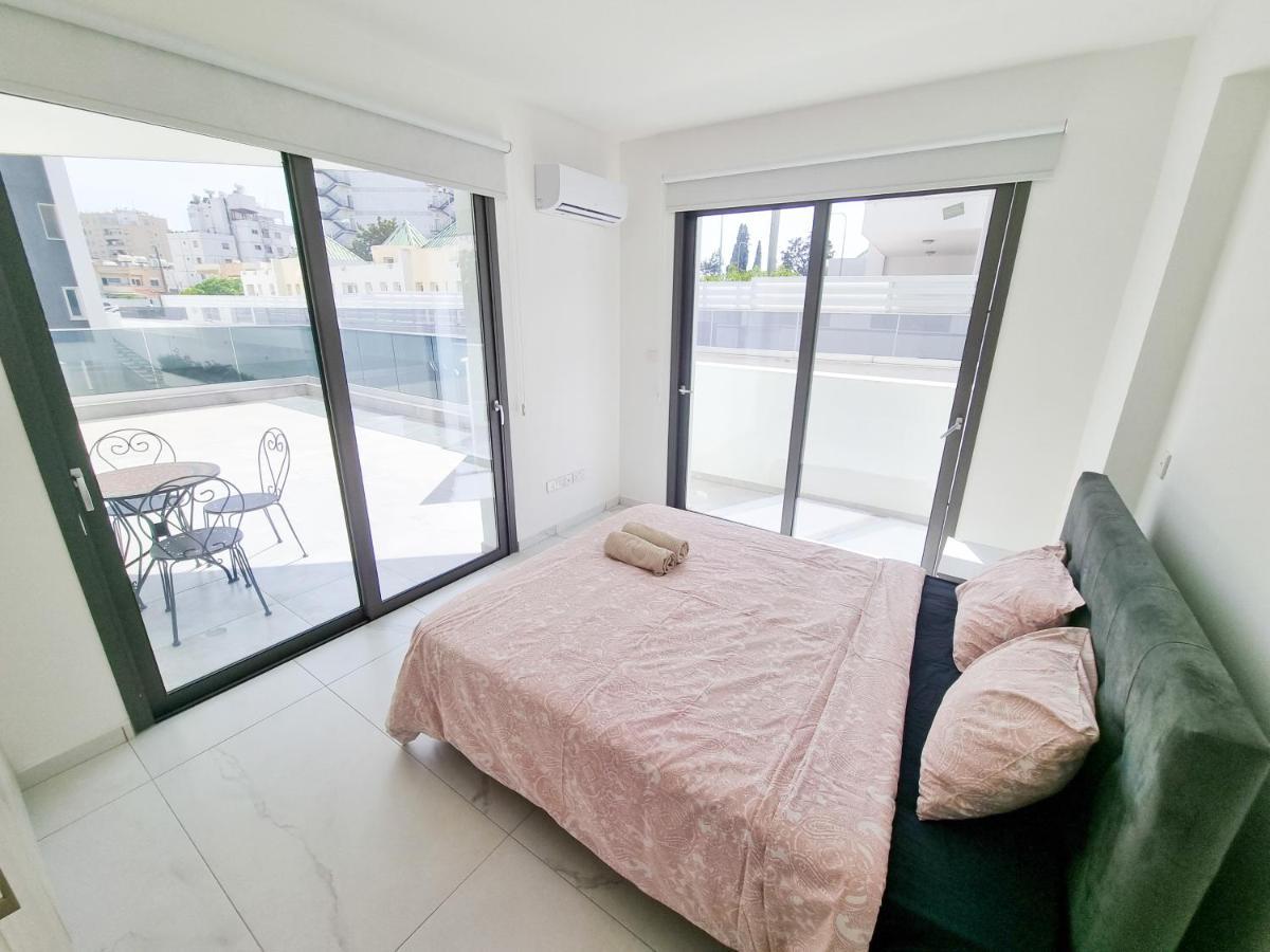 Shades Of Blue Apartment Larnaca Exterior photo