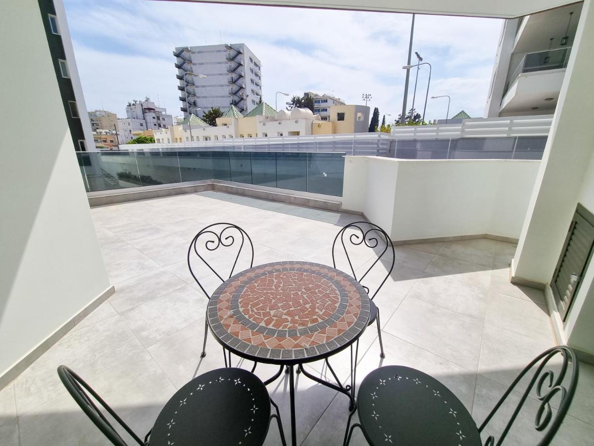 Shades Of Blue Apartment Larnaca Exterior photo